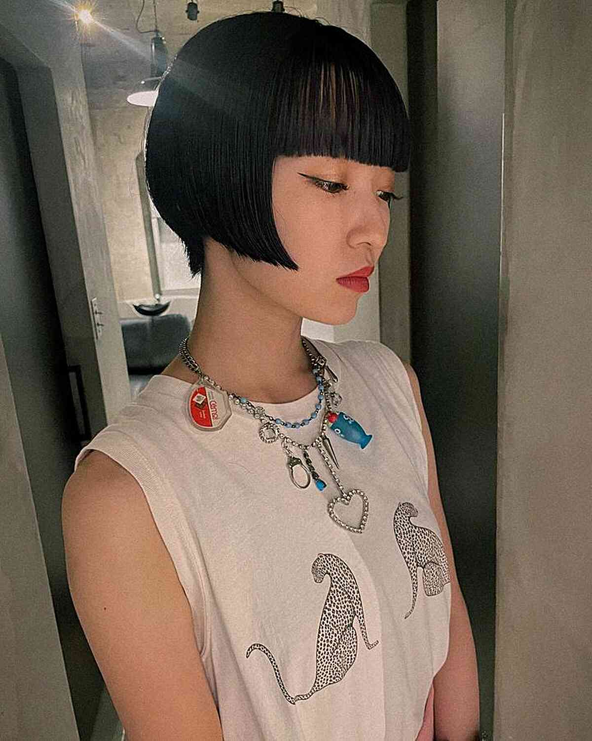 Ear-Length Edgy Straight Precision Cut