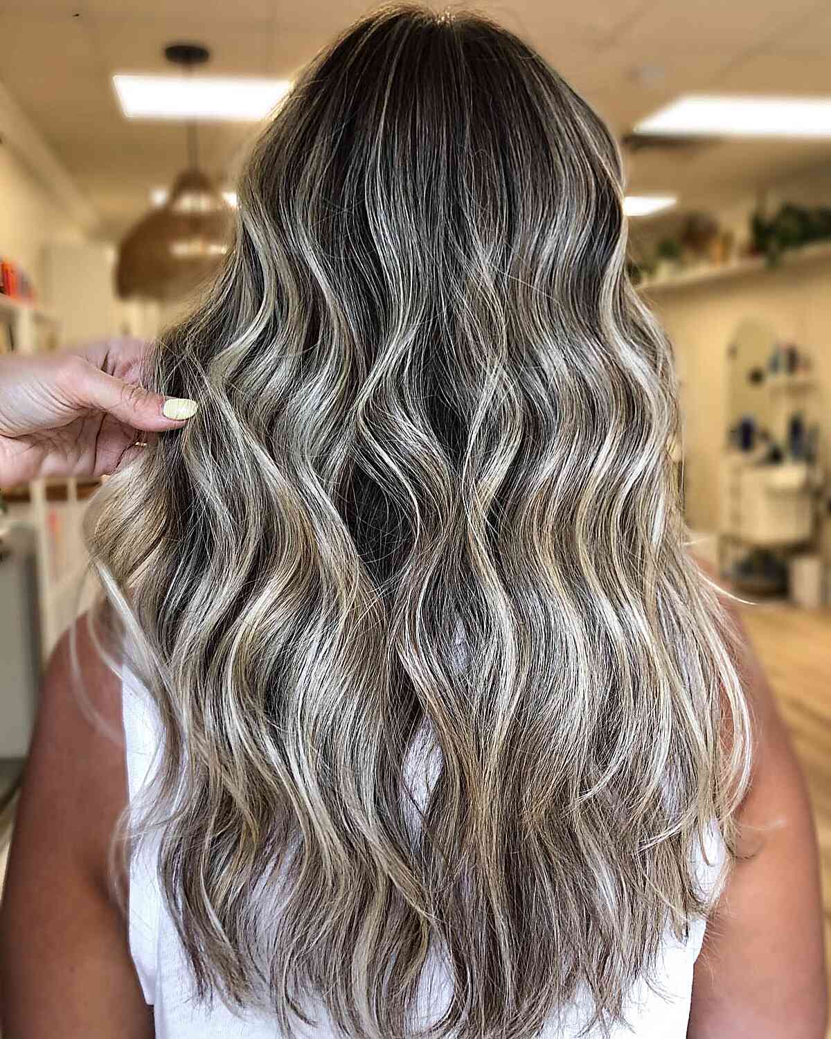 Long Wavy Y2k Light Ash Blonde Highlights with Dark Base