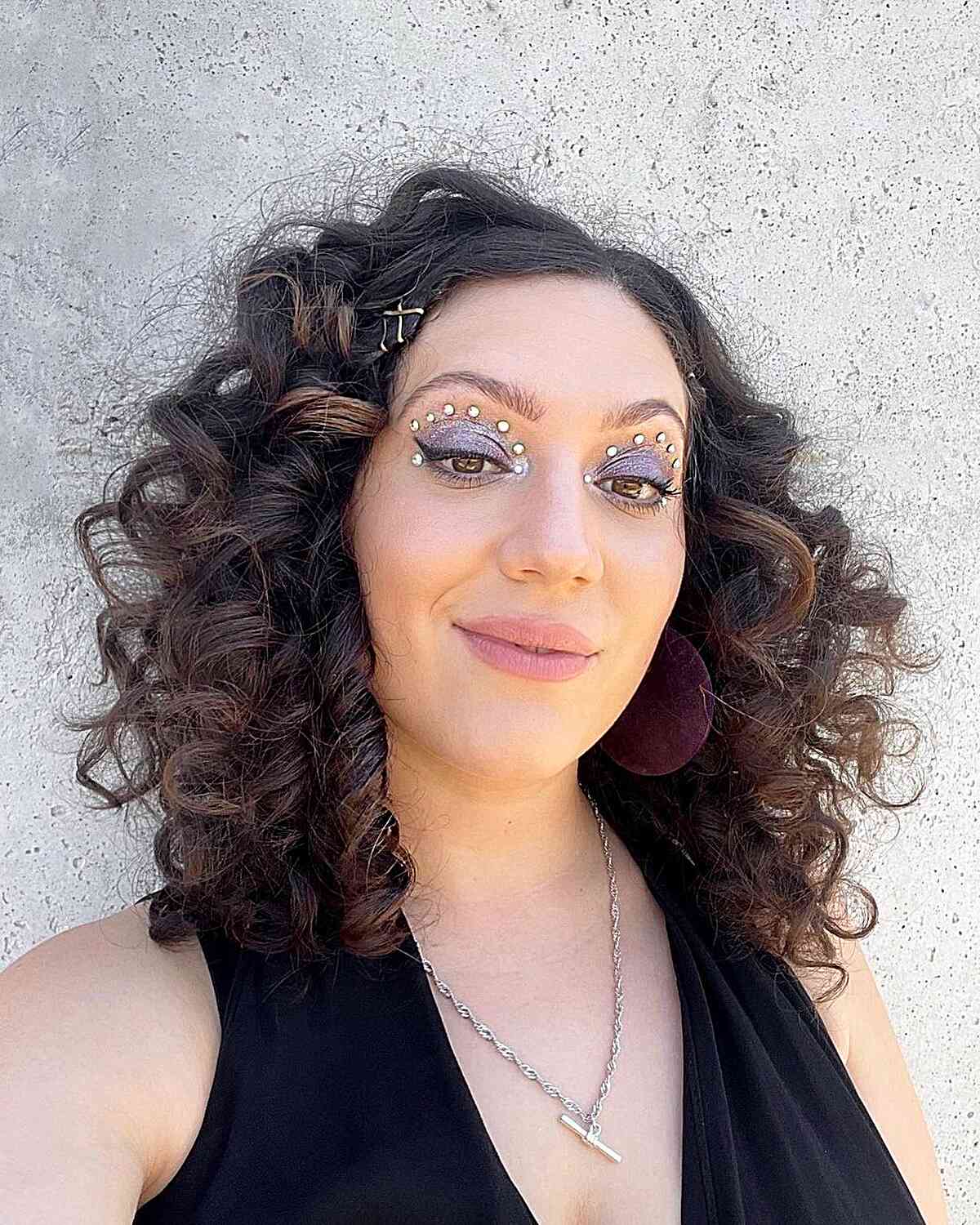 Side-Parted Fluffy Disco Curls for Shoulder-Length Hair